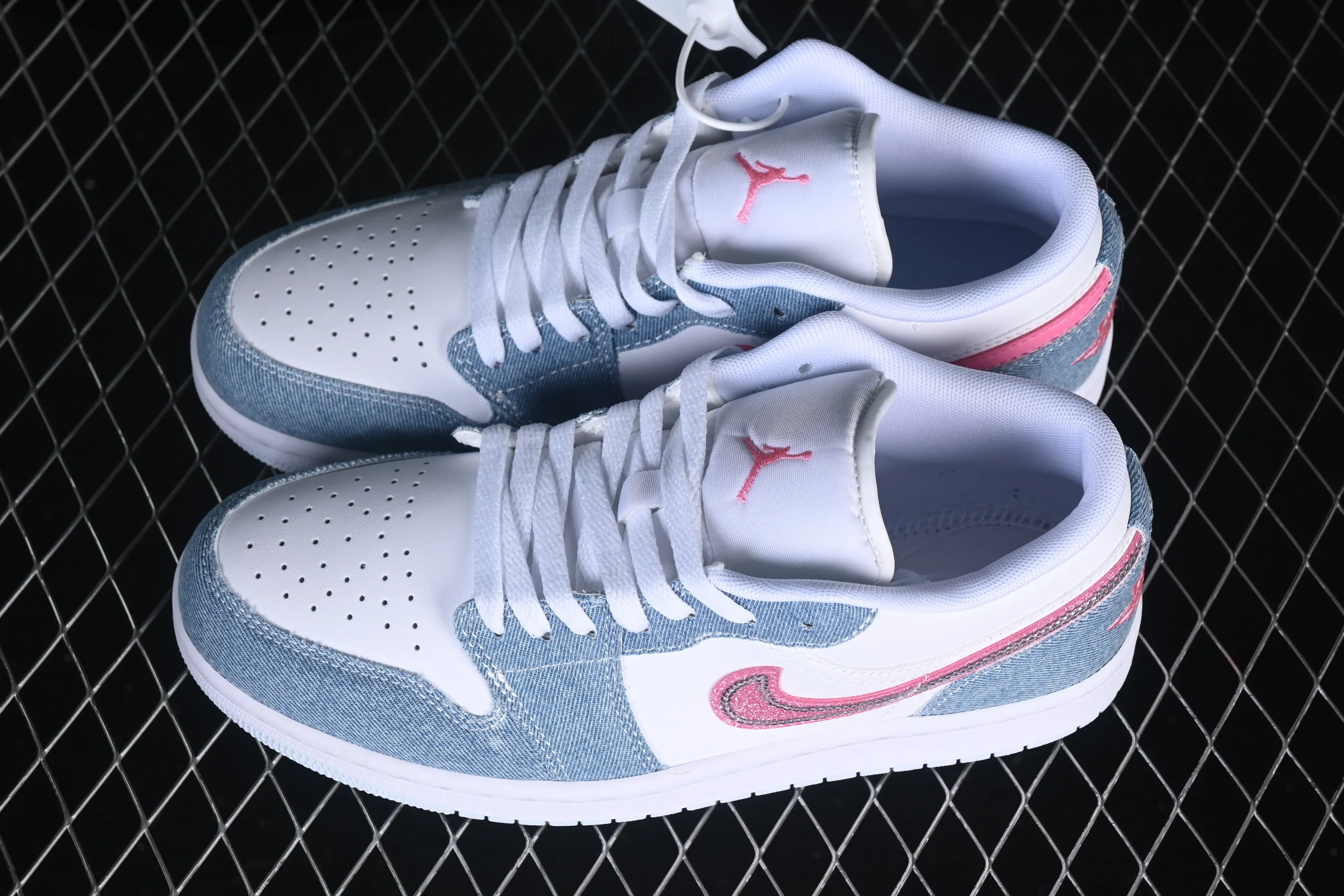 All categories Air Jordan Jordan series basketball shoes Air Jordan 1 Low Air Jordan 1 Low AJ1 Joe 1 white and blue denim pink diamond hook low-top casual sneakers HQ2001-400